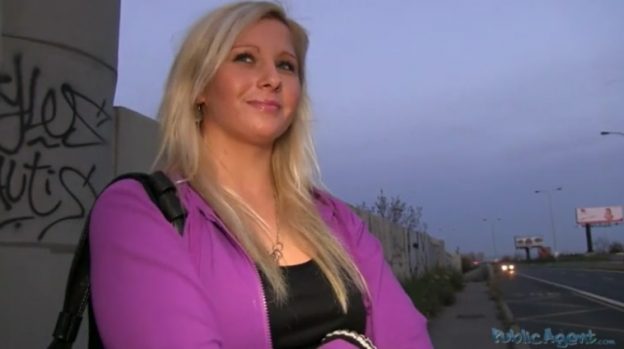 Chick Give Her Wet Pussy To A Stranger